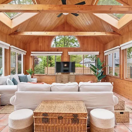 Walk To Beach Spacious Home And Private Backyard